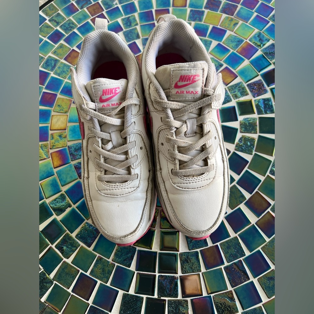 Nike Air Max 90 easy on unisex kids in white/laser fuchsia.